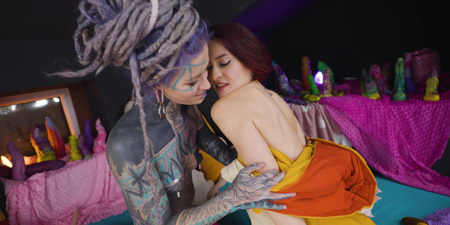 Miss Flora: Luptă cu pernă și distracție lesbiană cu Anuskatzz