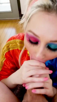 Kostum blonde comel Arielle Aquinas blowjob sudut pandangan pertama dan menelan mani
