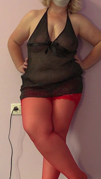 Ma femme mature me trompe devant la webcam. Une MILF pulpeuse à gros nichons.