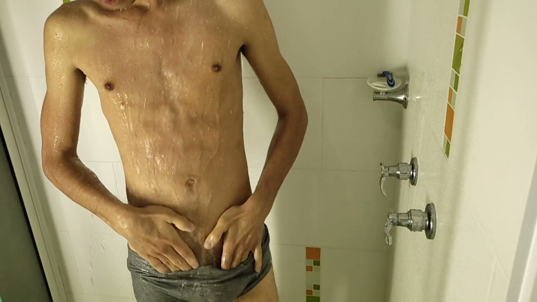Isak pervert: Vergon Latino mandi dengan zakar kerasnya yang besar