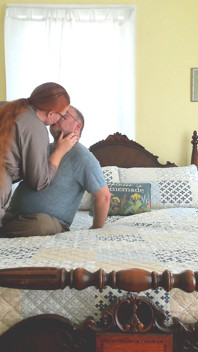 Un couple marié romantique jouit ensemble - pipe, chevauchage de cheveux, levrette avec une femme rousse sexy