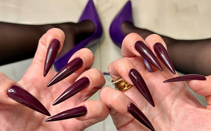 Julia domaina: Unghie lunghe viola scuro, artigli, palme molto spalancati, pvc su...