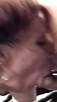 Blonde transe wurde beim dreier in ein enges arschloch gefickt und bekommt einen cumshot