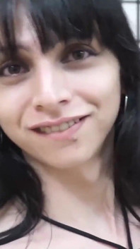 La trans sexy Luna Trap si masturba e si siede su un dildo indossa calze nere e tacchi alti rossi