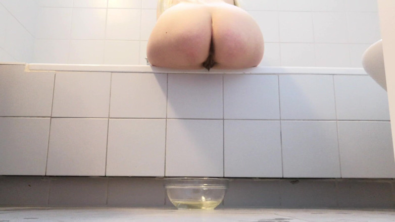 RavenBigAss: Raven: fa pipì in una ciotola di vetro mentre si...
