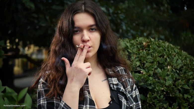 Russian Smokers: Sladká a prsatá ruská holka kouří cigaretu v přírodě