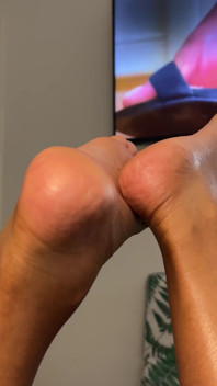 熟女在打电话时脚
