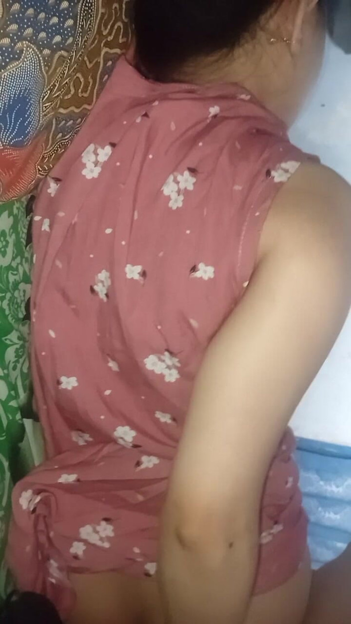 Famly sex: 여전히 열정적 인 안구로 의붓 형제의 보지를 즐기고 있습니다.