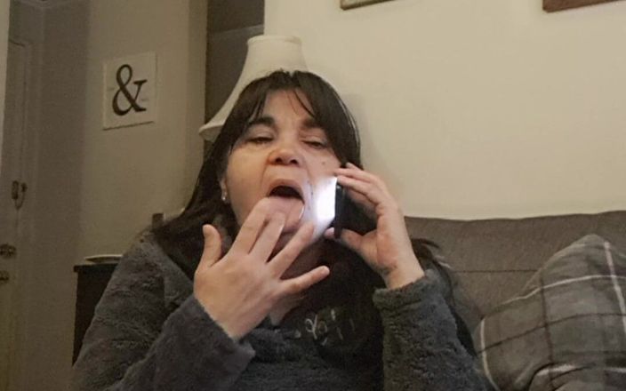 Mommy big hairy pussy: Llamada de teléfono celular hace que la milf se masturbe