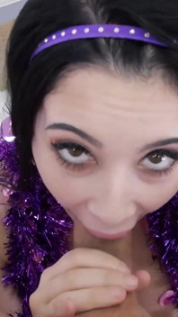 Brunetka nastolatka Noelle Easton POV obciąganie i połykanie spermy