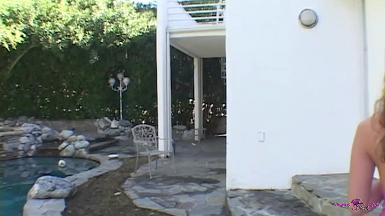 Naughty Black Girls: 흑인 대물 자지와 인종 간 쓰리섬에 갇힌 돔처럼 금발의 넓은 눈의 Mysti May.