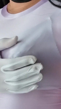 美しくセクシーな薄手のスパンデックストップと尖ったおっぱいの黒いブラジャー