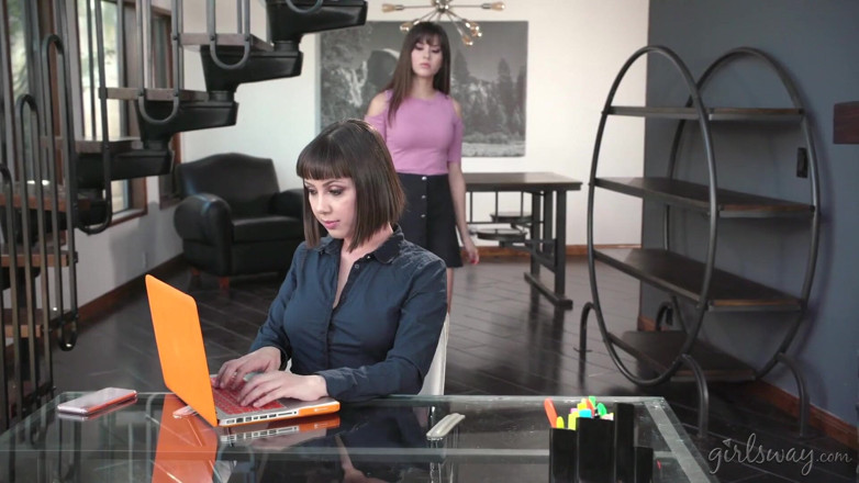 Girlsway: Girlsway mientras el jefe está lejos