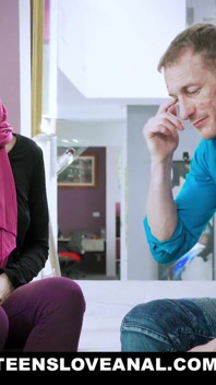 Fată excitată cu voal hijab își dezvăluie curul