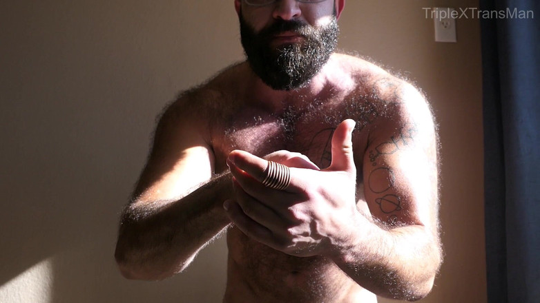 TripleXTransMan: 侵略性的变性男性身体崇拜