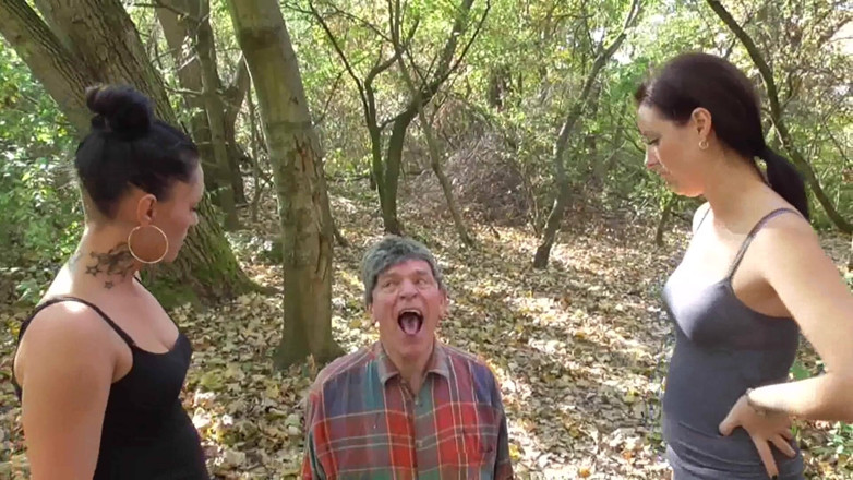 Femdom Austria: Der wald aschenbecher und das spucken!