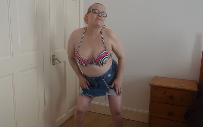 Horny vixen: डेनिम स्कर्ट और बिकनी टॉप में कपड़े उतारना