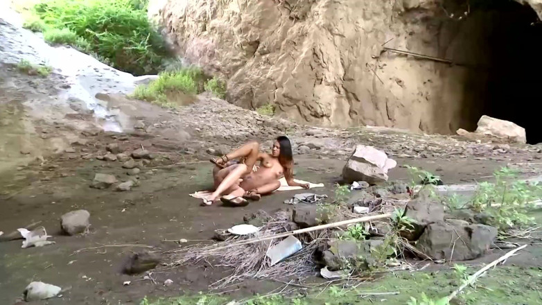 Public Entertainment: Remaja eboni comel mengongkek batang putih