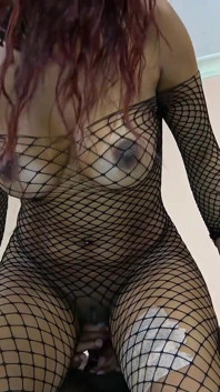 Calda donna sposata scopa su un grosso cazzo