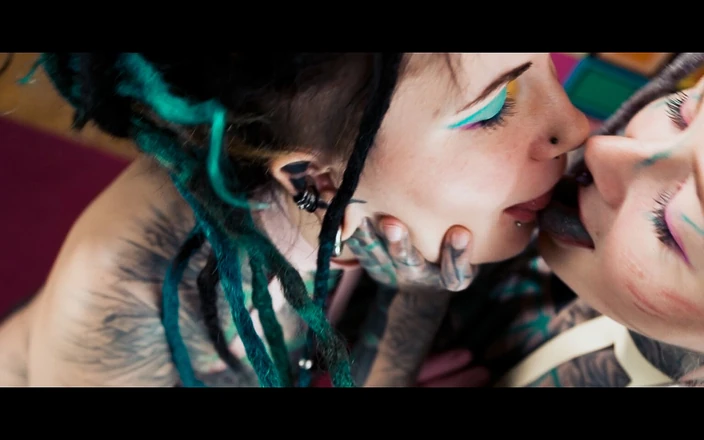 Anuskatzz: Muie cinematografică nebună făcută de două capete de groază tatuate