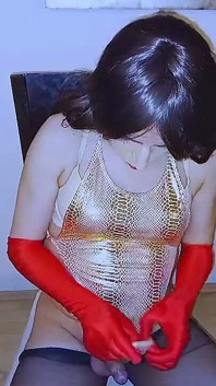 Sexy travesti regardant du porno et appréciant ma féminité