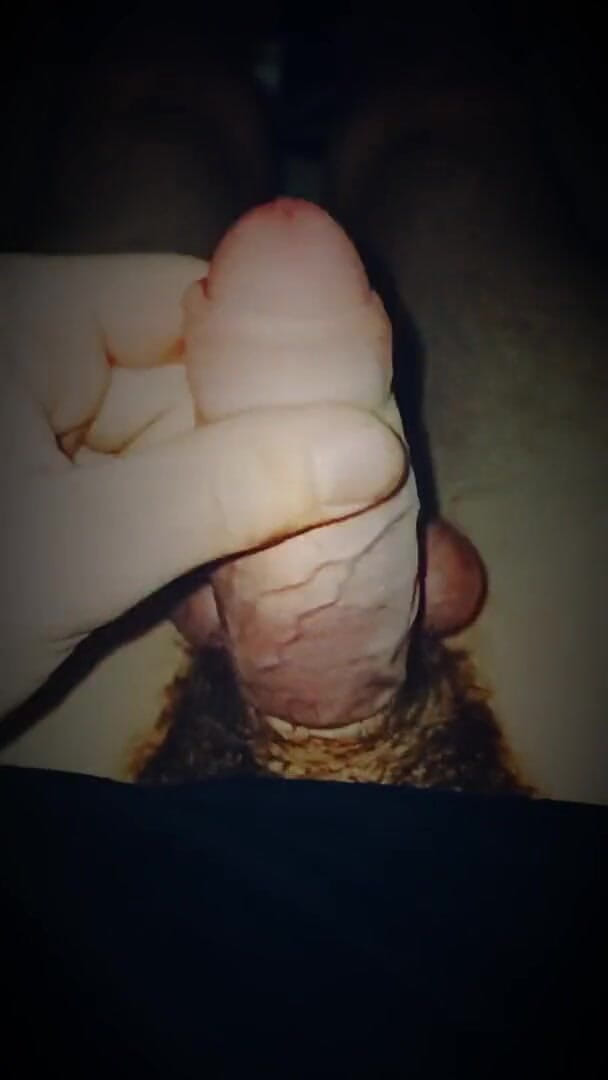 Glassofsperm: Genç oğlan boşalana kadar penisi ve taşaklarıyla oynuyor