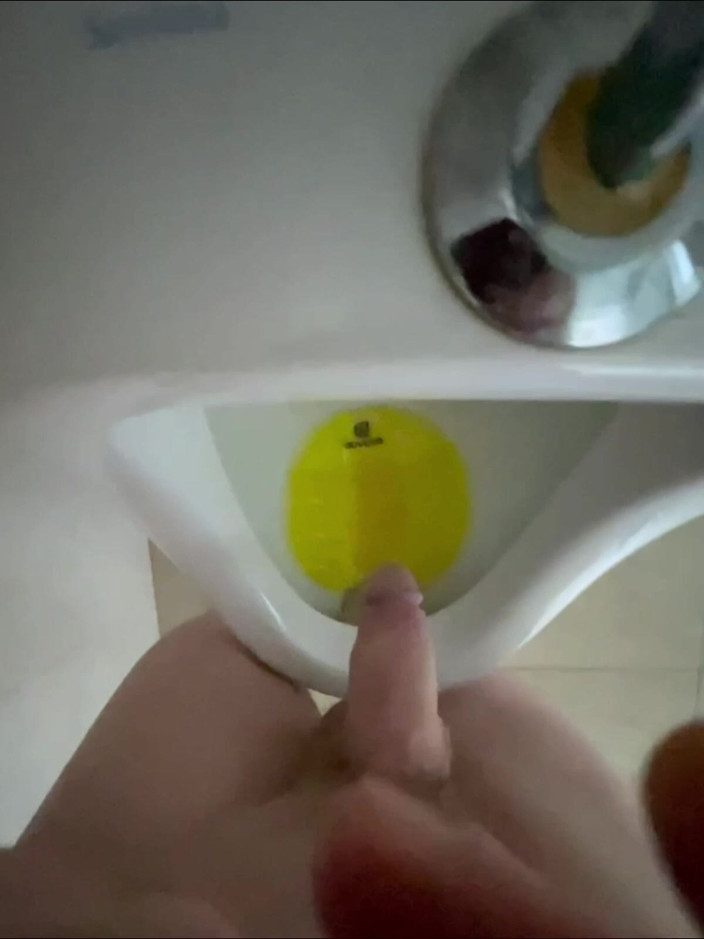 AmateurBoysPissing: Ho Osato Pisciare Completamente Nudo Nei Bagni Pubblici Orinatoio