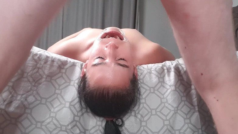 domslutfucker: Dívka pije chcanky vzhůru nohama s zatahovačem rtů