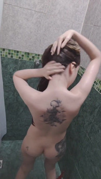 Tato studentka si miluje hrát se svým konečníkem ve sprše