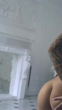 Sanktor tätowierte blondine mit gepiercten nippeln, stripdance