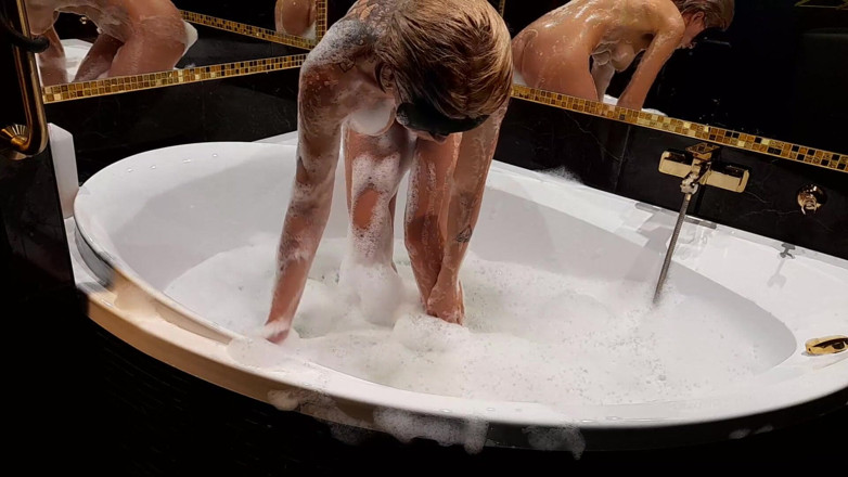 Night Games: Apa yang boleh menjadi lebih baik daripada mandi gelembung