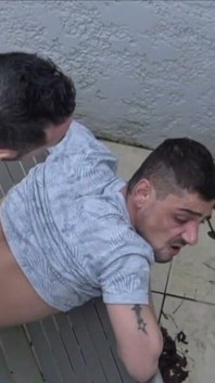 Esse homem hétero adora ser chupado por gays