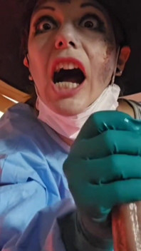 Penectomía en víspera de Halloween madrastra Zombi-bruja