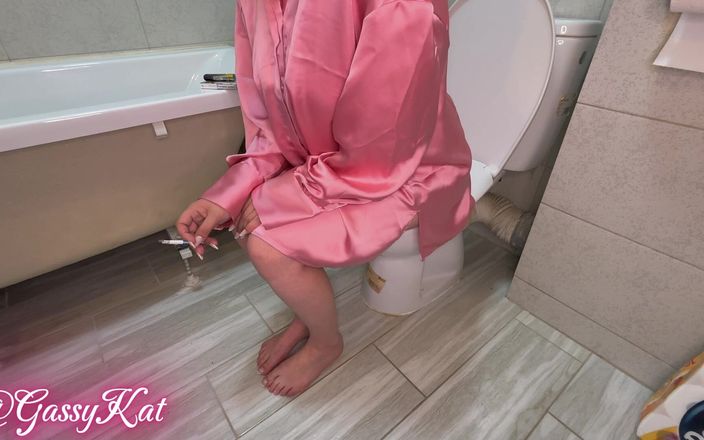 GassyKat: Pârțuri puternice la toaletă ale zeiței care fumează