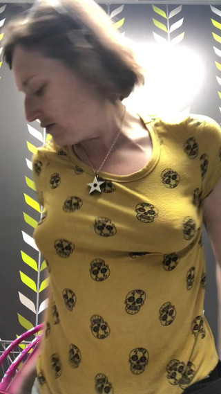 Pissing Paradise: Bacağımdan aşağı inen büyük sidikten önce çaresiz tuvalet dansı yapıyorum ve sonra çok...