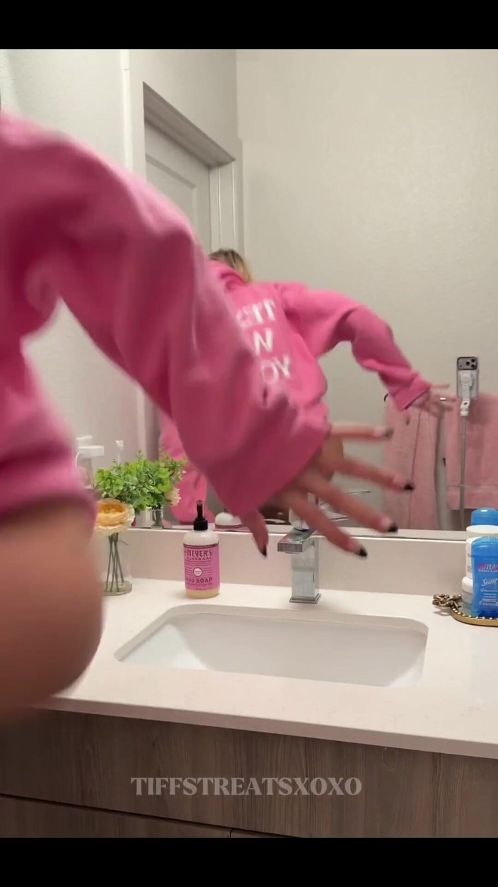 Tiffstreatsxoxo: Čůrání v umyvadle mého nejlepšího přítele!