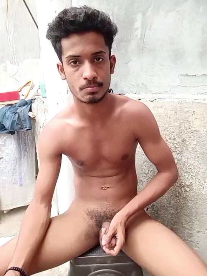 Curlyboy: Cậu bé Ấn Độ thoát y con cu to khoe hàng trên...