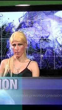 O mamă sexy blondă transmite vremea de la Pig Italia Television în timp ce două pule dornice se masturbează online lângă ea