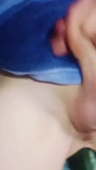 Die junge Frau masturbiert anal, bis sie zum Orgasmus kommt, und isst sogar ihr eigenes Sperma