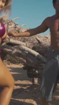 Brianna e Marco Banderas fanno sesso sulla spiaggia alla vista di molti presenti, lasciando che diversi di loro si uniscano