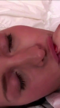 Gadis kampus yang lagi sange ngentot pakai strap-on satu sama lain
