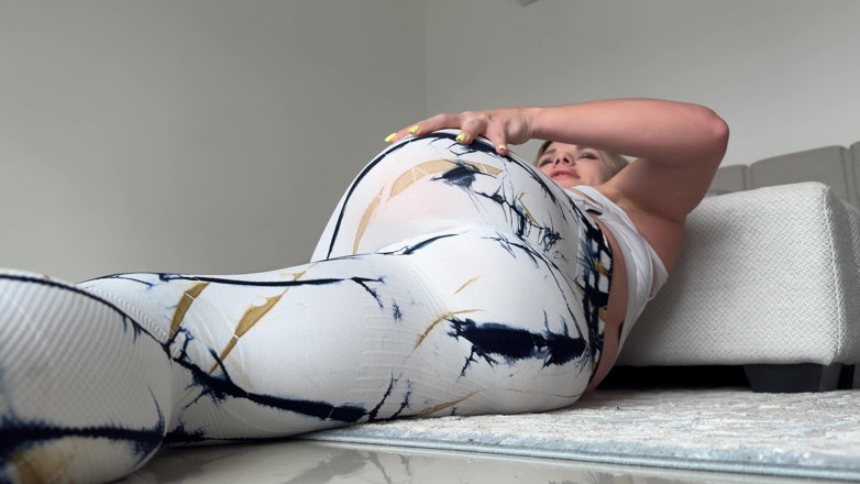 Mrs Peachesxx: Ruik de scheten van je yoga-instructeur in de sportschoollegging