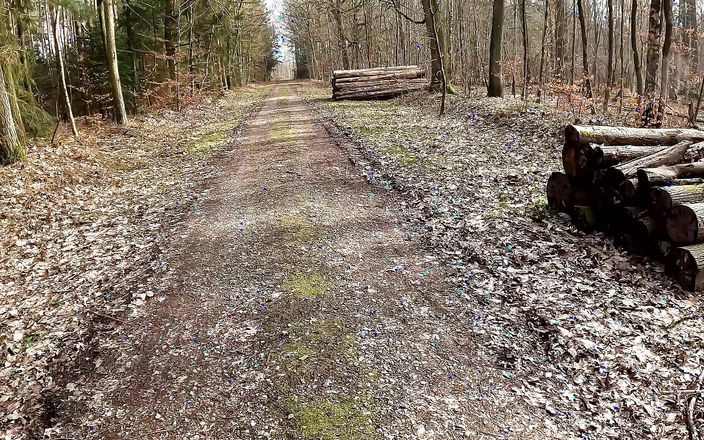 Bouncy Tits Action: Hose aus für muschi-klatschen im wald