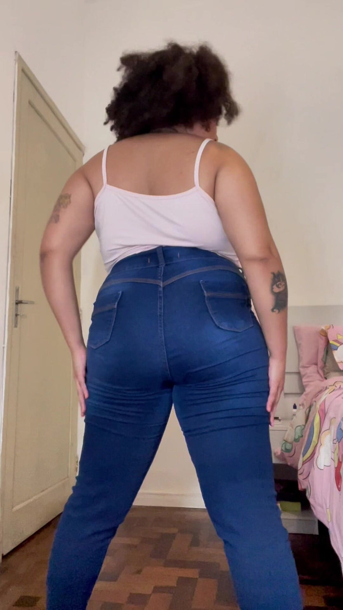 Cutiepiie Chubby: BBW Big Ass pruttar och Burping i jeans och leggings