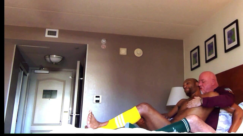 Kennie Jai: Kennie Jai je masírována od trenéra