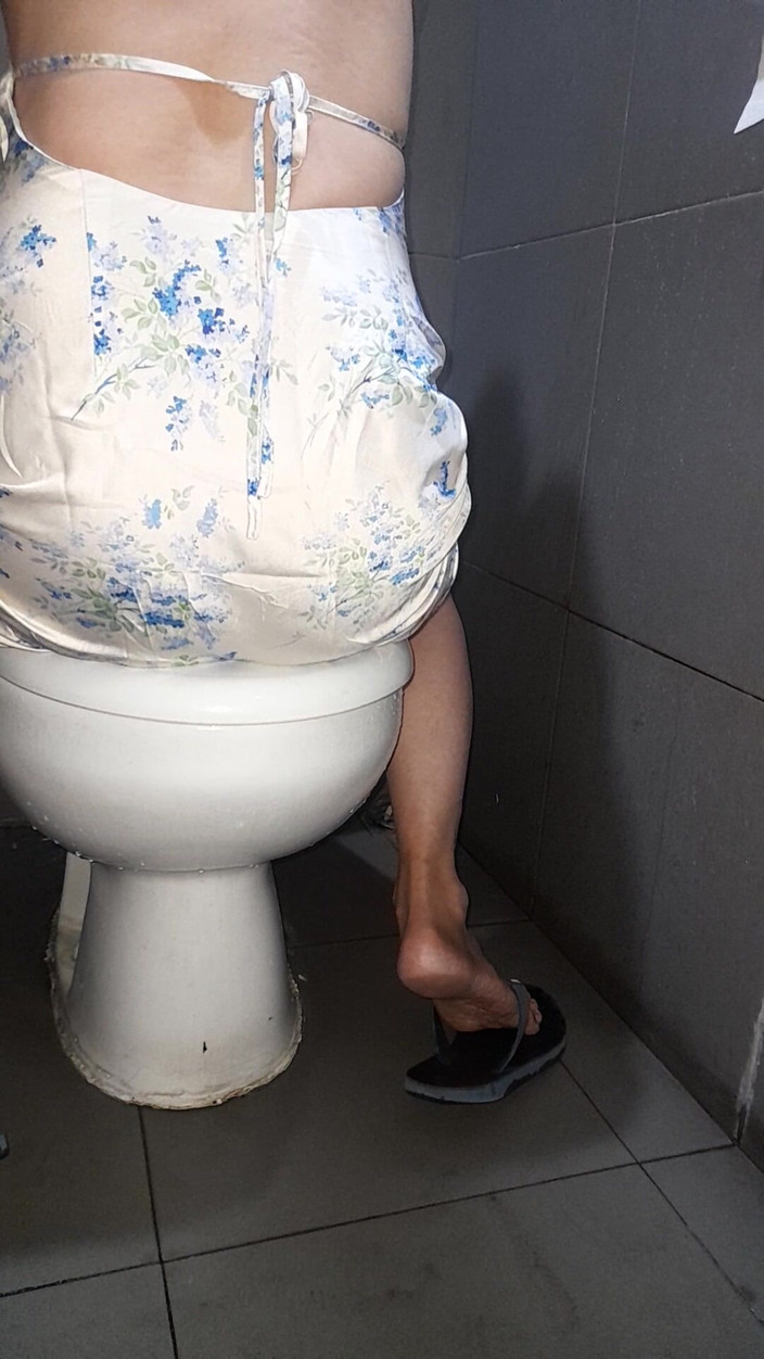 Naomisinka: Travestit spermă purtând rochie gât halter din satin