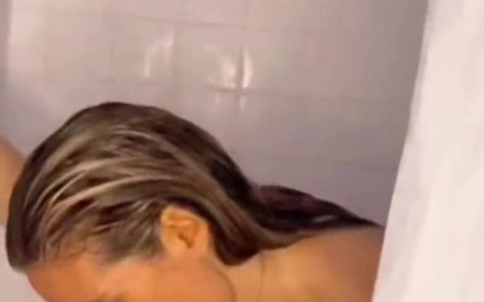 Sarah Starr 2020: Tar en dusch medan min man och hans vänner hänger...