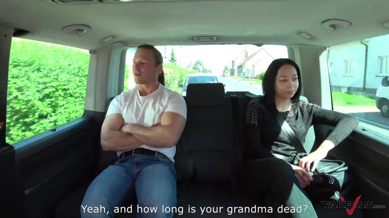 Take Van: Smutná brunetka oslavuje život a šuká cizince v autě