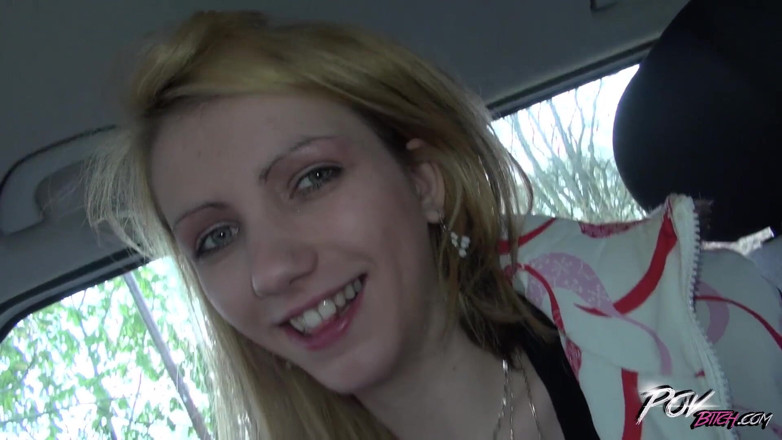 POV Bitch: Drobná hubená blonďatá teenagerka kouří péro pod volantem a šuká
