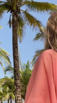 Bionda prosperosa cammina e mostra il corpo nudo sulla spiaggia